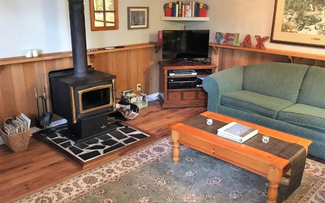 Sticks and Stones Cottage-Arbutus Grove