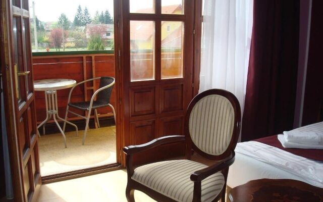 Hotel Napsugár és Gulyás Kunyhó Étterem