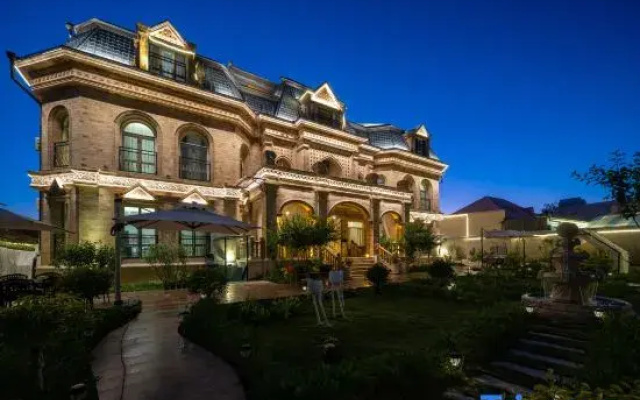 Yining Huatian Yunxuan Homestay (Kazanqi Folk Custom Tourism Area Branch)