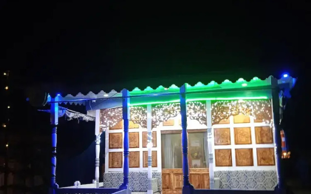 Mughal E Azam Houseboats