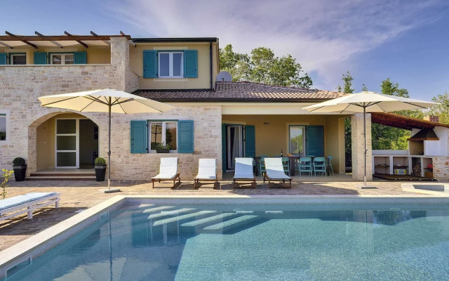 Luxurious Villa with Sauna & Hot Tub in Žminj