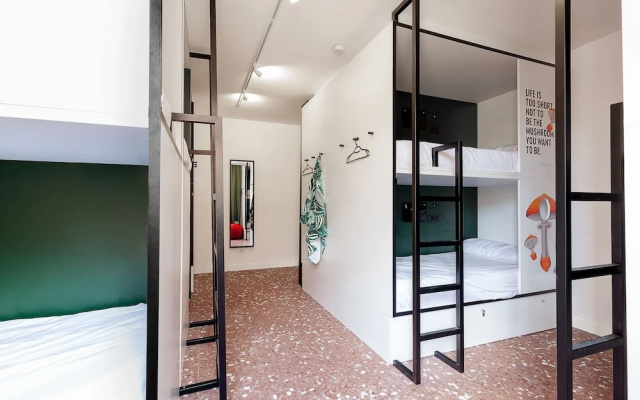 2060 The Newton Hostel & Market