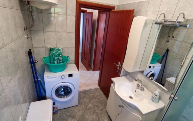 Leana - Great Location and Close to Beach - A1