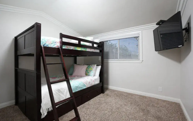 Sweet 4 bedroom, 3 bath plus Loft Bedroom, Pool Home
