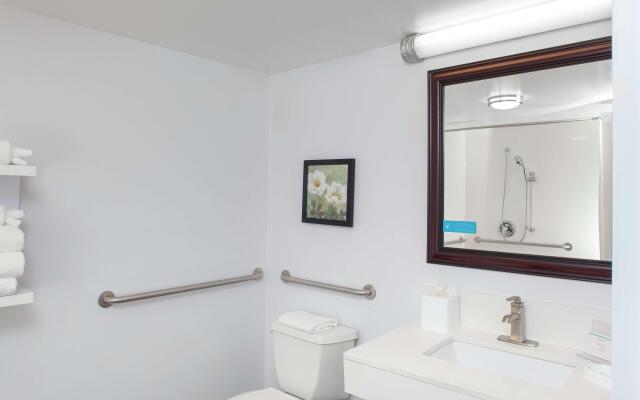 Holiday Inn Express Newark Airport Elizabeth by IHG