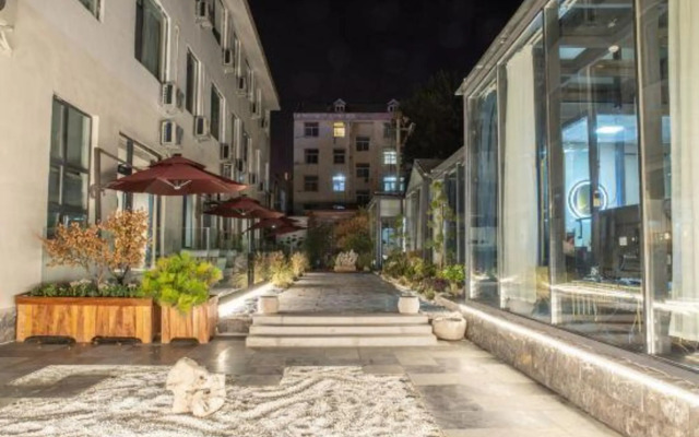 Impression Cloud Gate Hotel