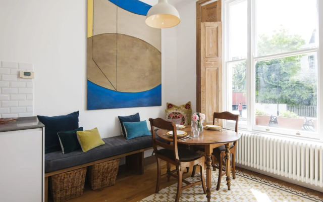 Bright Talbot Road Apartment