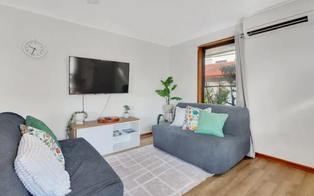 Tranquil 2-bed Townhouse Close to Beach