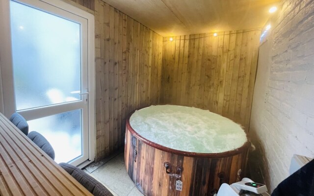 Osborne Luxury Hot Tub and Jacuzzi Suites