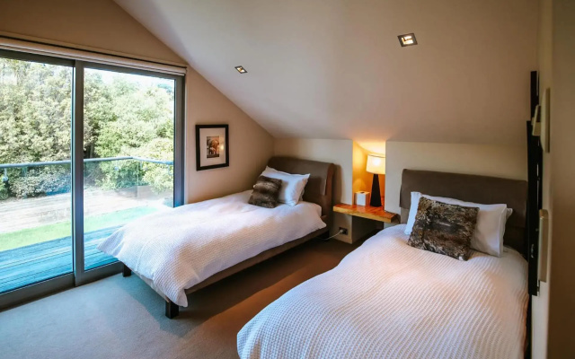 Lakeside Road - Sleeps 8 - Lake Views - Lake Front