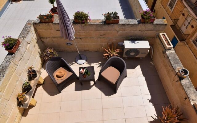 Stylish and characterful townhouse - views, A/C