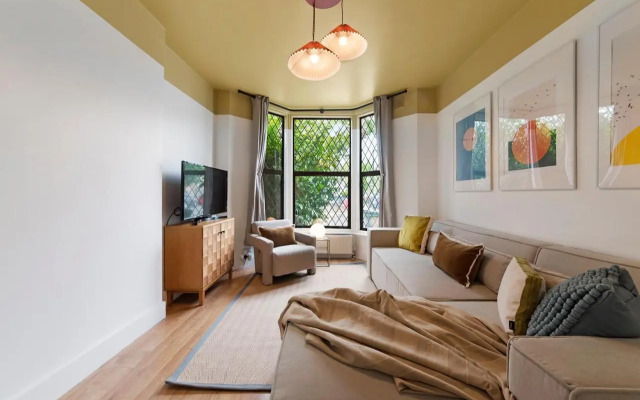 Peaceful Crouch Hill Flat by MoreThanStays
