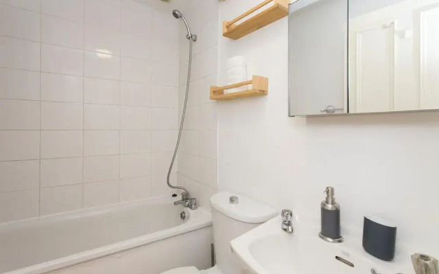 Essex Road Apartment near Angel