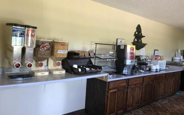 Clairmont Inn & Suites Warren