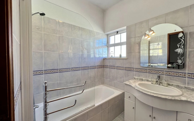 Pêra Stylish Villa With Pool by Homing