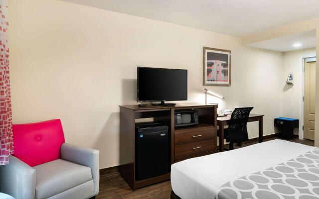 Downtown Hollywood Gardens Inn & Suites