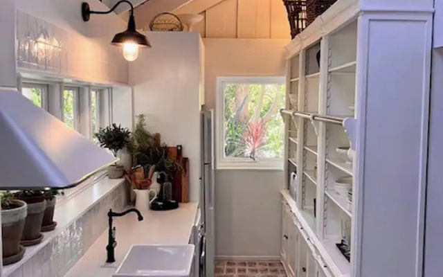 One Wee Cottage, A Romantic Secluded Provincial Abode Surrounded by Vineyards – Lobby – Melbourne