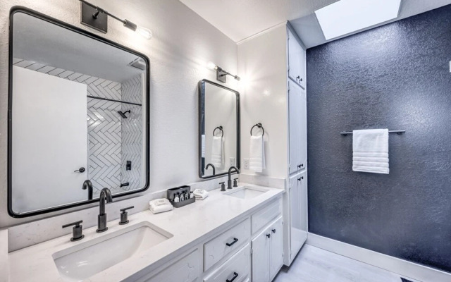 Modern Luxurious Home Near Main W/hot Tub-firepit!