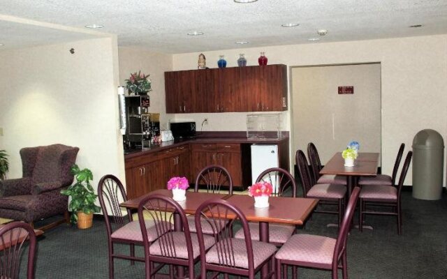 AmeriVu Inn & Suites - Cumberland