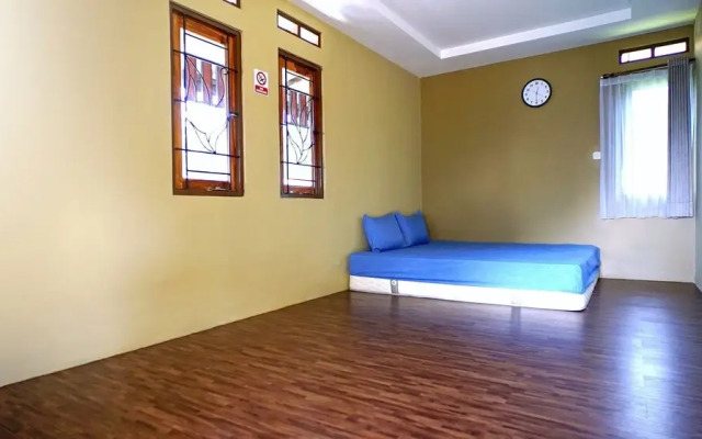 Villa Lisandsa By Ruang Nyaman