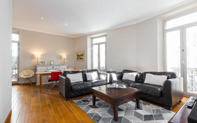 Bourgeois 3 bdrs & Large Terrace - 5mn from le Palaisdowtown