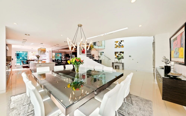 Hollywood Estate With Stunning Views