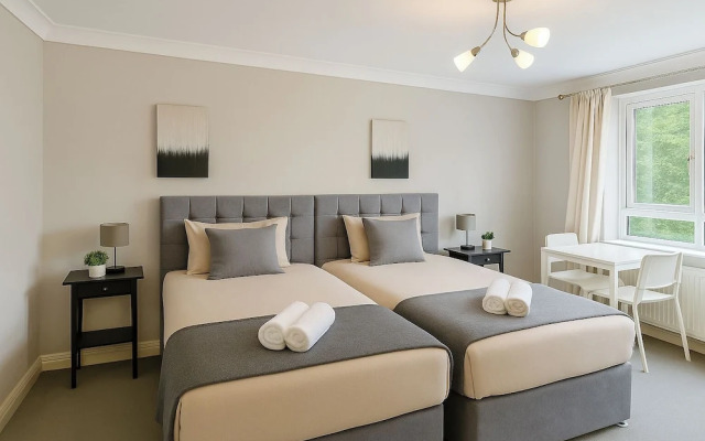 2 Bed Apartment - Sleeps 4 - Parking - Wifi