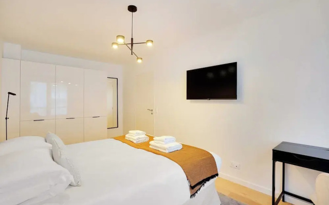 Sleek Apartment in Levallois-perret