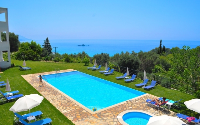 Pelekas Beach, Studio Apartments With a Pool