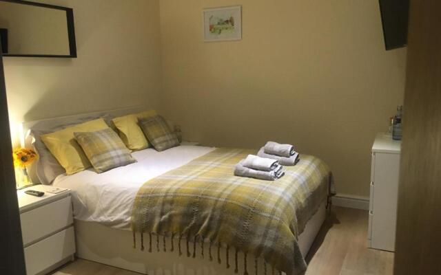 Private Entry Double Bedroom With Beautiful Views!