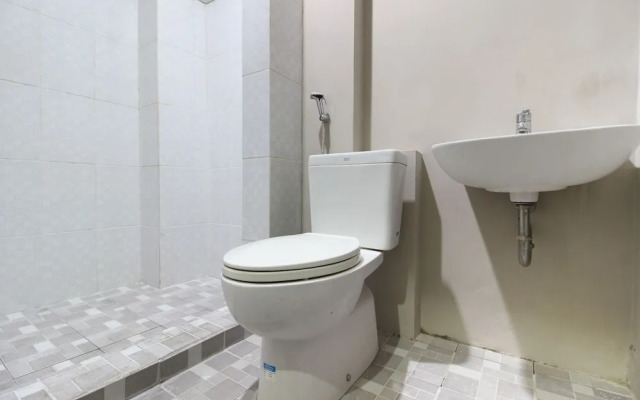 RedDoorz near Solo Balapan Station 2