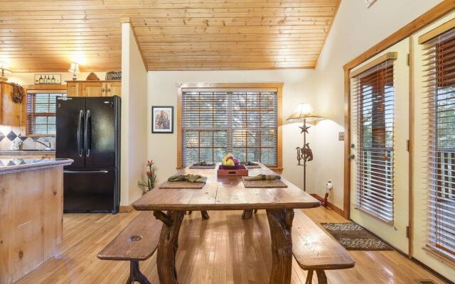 The Lodge on the Creek Branson West Cabin w/ Beautiful Views