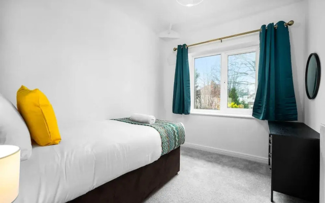 Stylish Three Bedroom Retreat With Garden