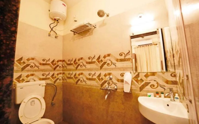 Sada Shiv Guest House near Ganga river