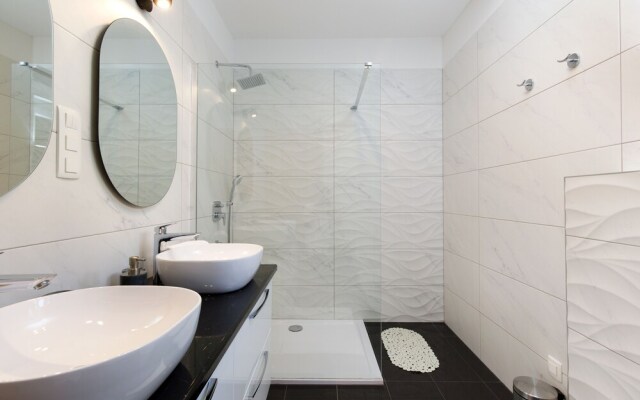 Luxury beach apartment private parking