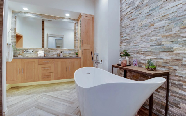 Rooftop Deck Walk to River Downtown Fire pit