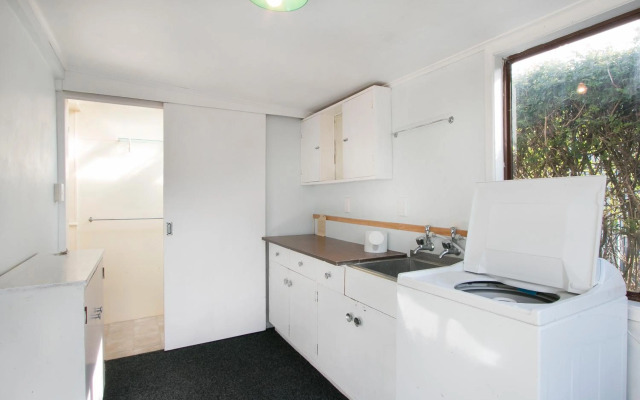 Waihi Charm - Waihi Beach Holiday Home