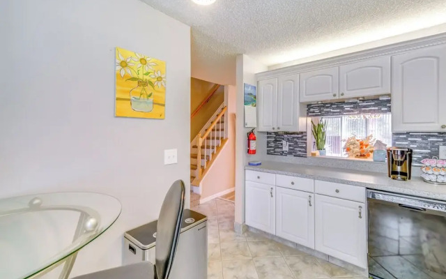 Galloway Townhome w/ Private Deck: Near Casinos!