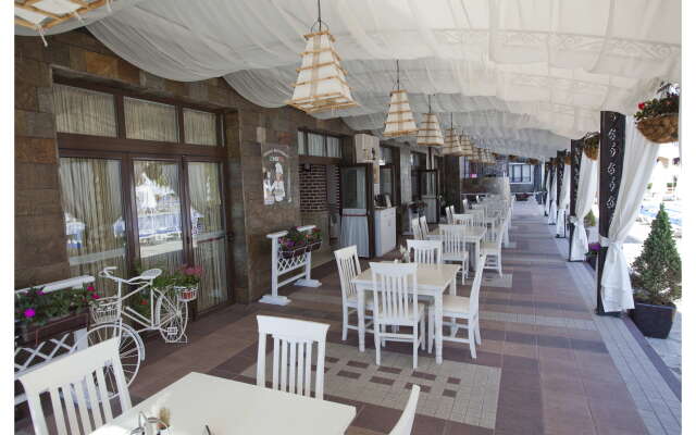 Apart-Hotel "Bendita-Mare"