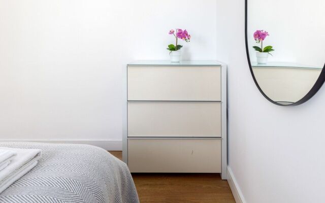 Beautiful Bow Apartment