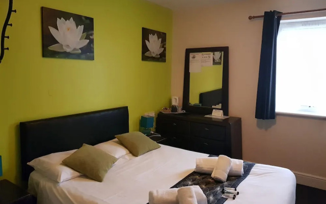GO2 Gloucester Hotel by OYO