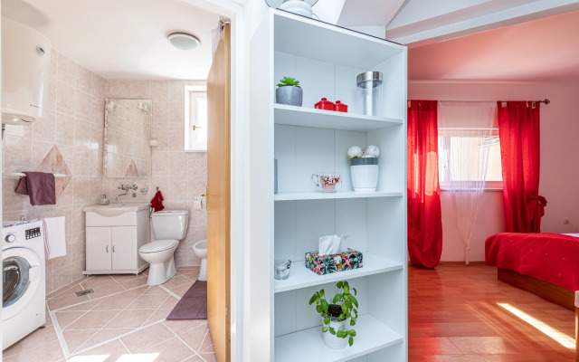 Beach Apartment Alenka Red