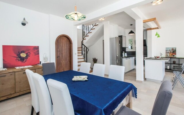 Stunning Home in Sevid With Wifi and 5 Bedrooms
