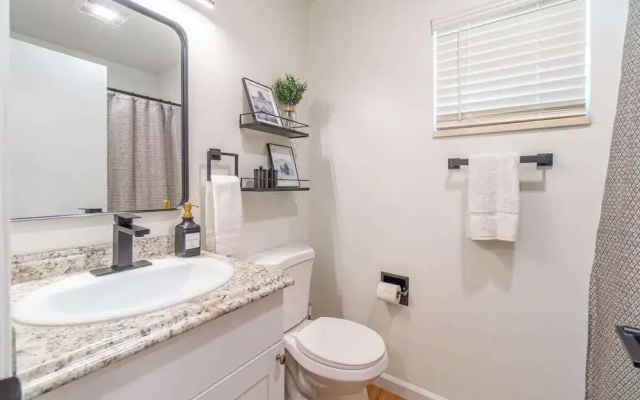 Designer Living Pet-friendly UNR 2BR 1BA