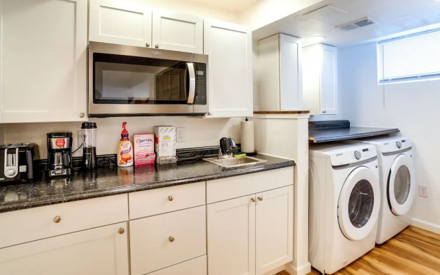 3 Mi to Downtown: Pittsburgh Home w/ Balcony!