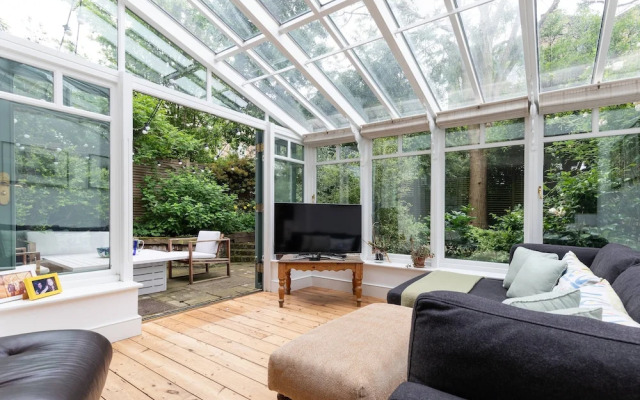 Englefield Road by Onefinestay