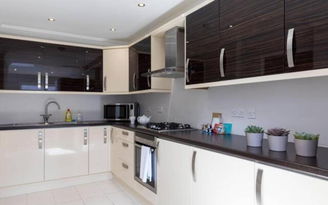 Amazing 4 Bed House wParking 2min walk to Station