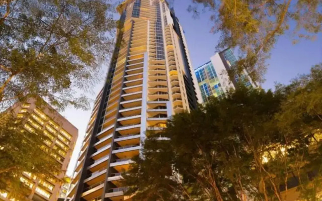 2BR Stunning Views CBD Pool Gym Netflix