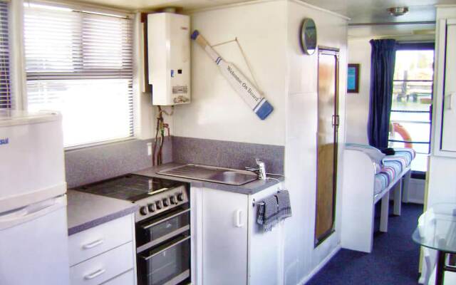 Boyds Bay Houseboat Holidays