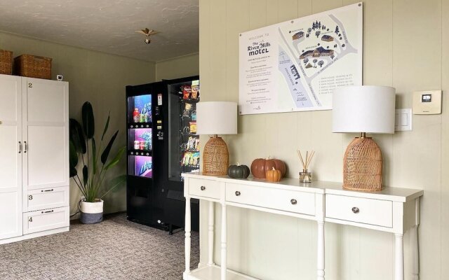 The River Hills Motel - Algoma, WI - Near Door County